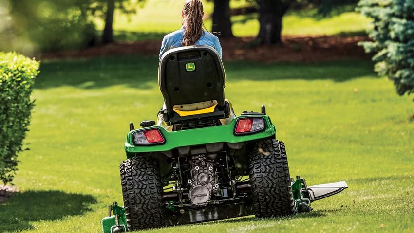 John Deere 100 Series Lawn Tractors Review