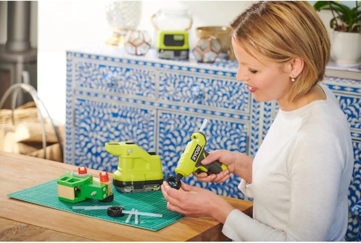 Hands-On Review: Ryobi RGLM18-0 Cordless Mini Glue Gun 2 Hands-On Review: Ryobi RGLM18-0 Cordless Mini Glue Gun - Image 2