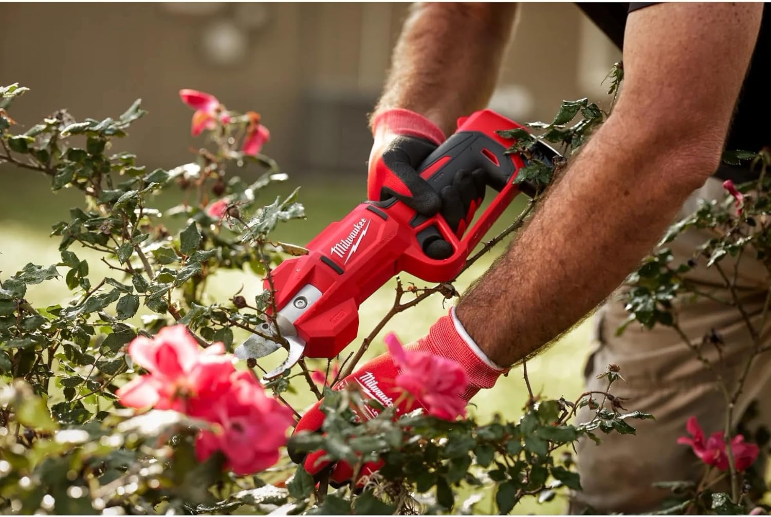 Milwaukee M12 Brushless Cordless Electric Pruning Shears Kit 9 Milwaukee M12 Brushless Cordless Electric Pruning Shears Kit - Image 9